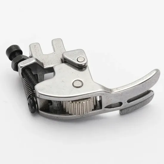 Piciorus presor reglabil cu rola dintata de metal pentru masini industriale de cusut cu taiere a marginilor, 1/4" (6mm)