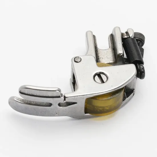 Piciorus presor reglabil cu rola de silicon pentru masini industriale de cusut cu taiere a marginilor, 1/4" (6mm)