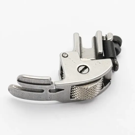 Piciorus presor reglabil cu rola zimtata de metal pentru masini industriale de cusut cu taiere a marginilor, 1/4" (6mm)