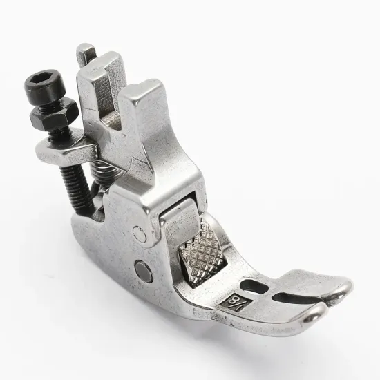 Piciorus presor reglabil cu rola zimtata de metal pentru masini industriale de cusut cu taiere a marginilor, 1/8" (3mm)