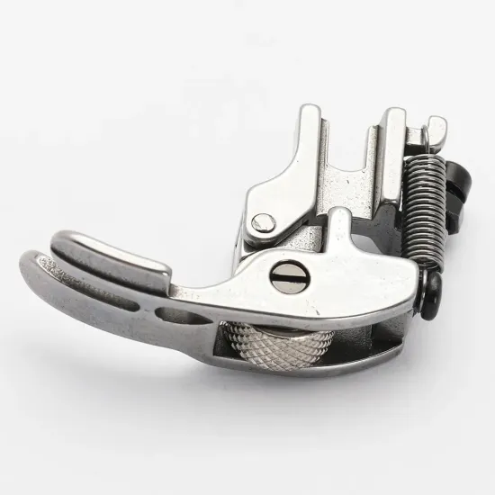 Piciorus presor reglabil cu rola zimtata de metal pentru masini industriale de cusut cu taiere a marginilor, 1/8" (3mm)