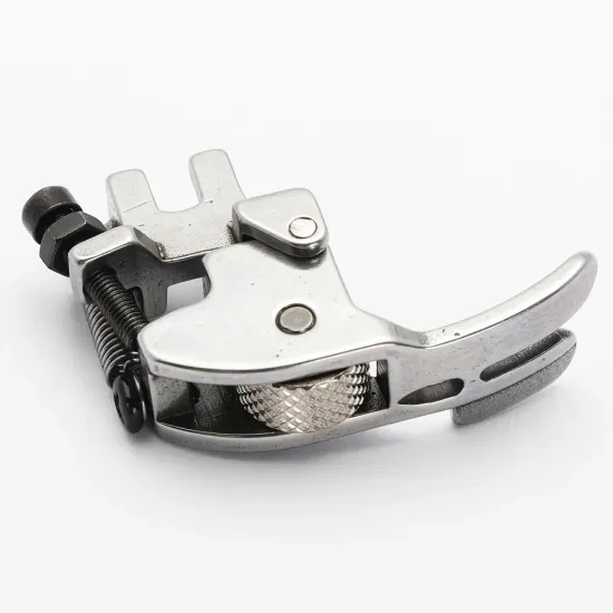 Piciorus presor reglabil cu rola zimtata de metal pentru masini industriale de cusut cu taiere a marginilor, 1/8" (3mm)