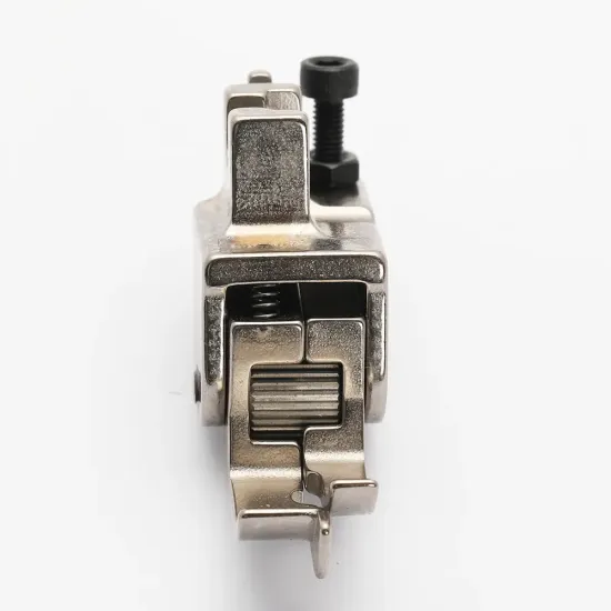 Piciorus compensator cu ghidaj pe partea stanga si rola dintata de metal pentru masini industriale de cusut simple cu 1 ac