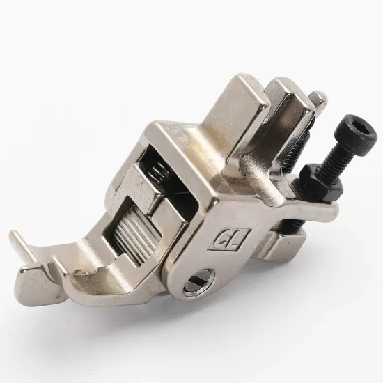 Piciorus compensator cu ghidaj pe partea stanga si rola dintata de metal pentru masini industriale de cusut simple cu 1 ac