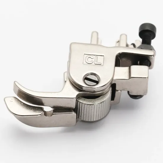 Piciorus compensator cu ghidaj pe partea stanga si rola dintata de metal pentru masini industriale de cusut simple cu 1 ac