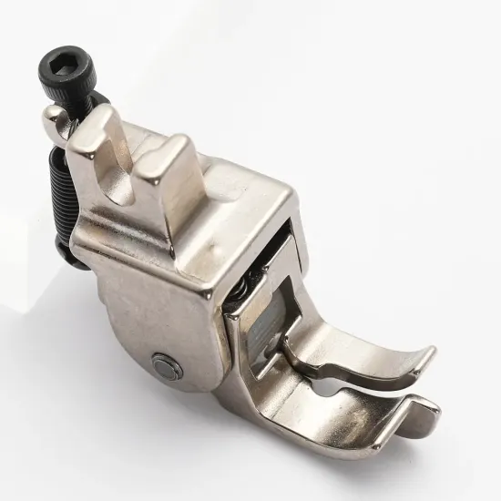 Piciorus compensator cu ghidaj pe partea stanga si rola dintata de teflon pentru masini industriale de cusut simple cu 1 ac