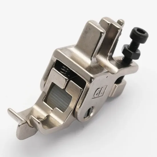 Piciorus compensator cu ghidaj pe partea stanga si rola dintata de teflon pentru masini industriale de cusut simple cu 1 ac
