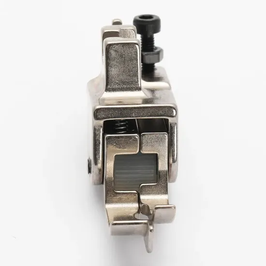 Piciorus compensator cu ghidaj pe partea stanga si rola dintata de teflon pentru masini industriale de cusut simple cu 1 ac