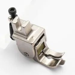 Piciorus compensator cu ghidaj pe partea stanga si rola de silicon pentru masini industriale de cusut simple cu 1 ac