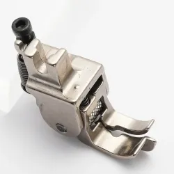 Piciorus compensator cu ghidaj pe partea stanga si rola zimtata de metal pentru masini industriale de cusut simple cu 1 ac