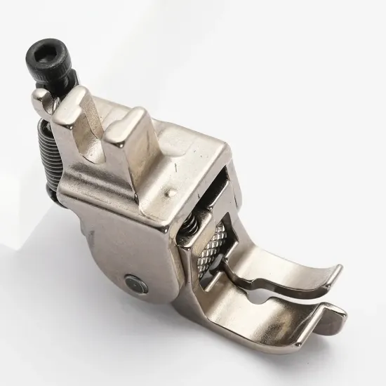 Piciorus compensator cu ghidaj pe partea stanga si rola zimtata de metal pentru masini industriale de cusut simple cu 1 ac