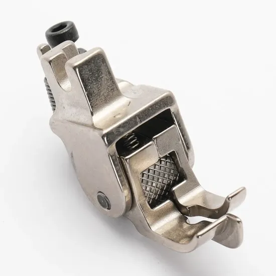 Piciorus compensator cu ghidaj pe partea stanga si rola zimtata de metal pentru masini industriale de cusut simple cu 1 ac