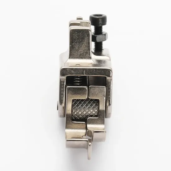 Piciorus compensator cu ghidaj pe partea stanga si rola zimtata de metal pentru masini industriale de cusut simple cu 1 ac