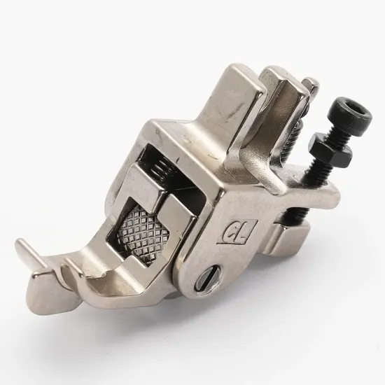 Piciorus compensator cu ghidaj pe partea stanga si rola zimtata de metal pentru masini industriale de cusut simple cu 1 ac