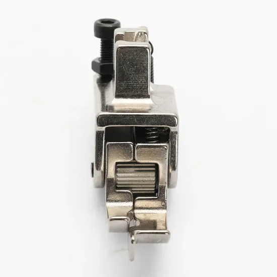 Piciorus compensator cu ghidaj pe partea dreapta si rola dintata de metal pentru masini industriale de cusut simple cu 1 ac