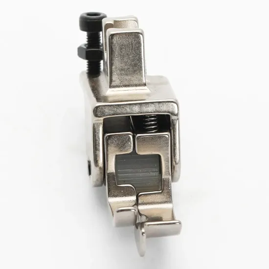 Piciorus compensator cu ghidaj pe partea dreapta si rola dintata de teflon pentru masini industriale de cusut simple cu 1 ac