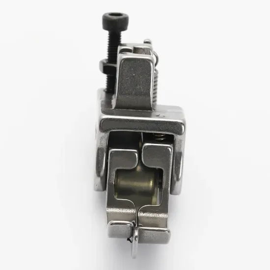 Piciorus compensator cu ghidaj pe partea dreapta si rola de silicon pentru masini industriale de cusut simple cu 1 ac