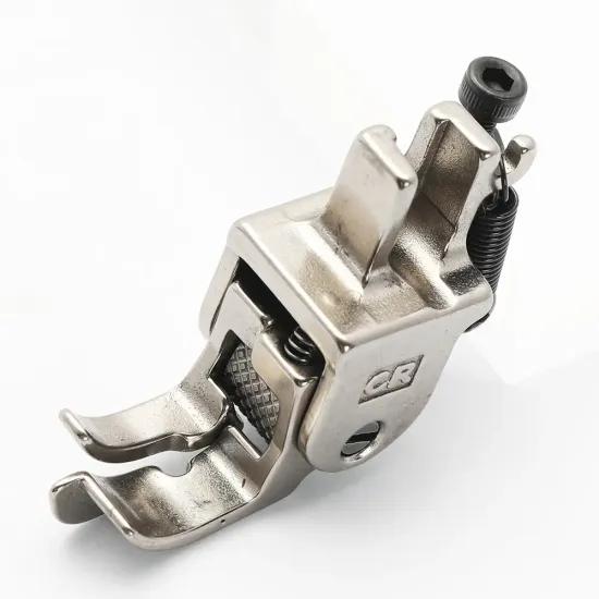 Piciorus compensator cu ghidaj pe partea dreapta si rola zimtata de metal pentru masini industriale de cusut simple cu 1 ac