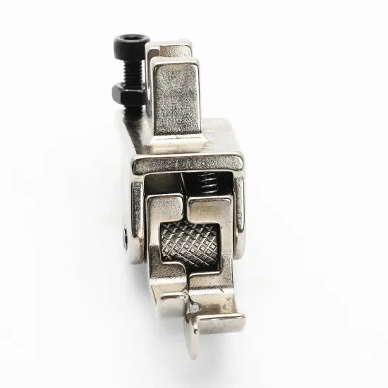 Piciorus compensator cu ghidaj pe partea dreapta si rola zimtata de metal pentru masini industriale de cusut simple cu 1 ac