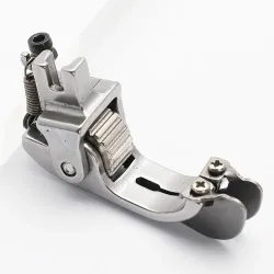 Piciorus presor cu rola dintata de metal si ghidaj reglabil pentru masini industriale de cusut simple cu 1 ac