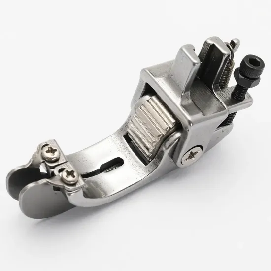 Piciorus presor cu rola dintata de metal si ghidaj reglabil pentru masini industriale de cusut simple cu 1 ac