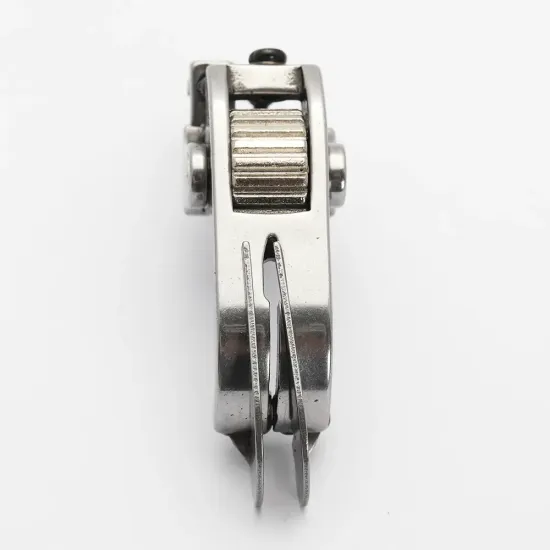Piciorus presor cu rola dintata de metal si ghidaj reglabil pentru masini industriale de cusut simple cu 1 ac