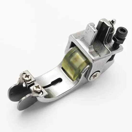 Piciorus presor cu rola de silicon si ghidaj reglabil pentru masini industriale de cusut simple cu 1 ac