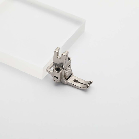 Piciorus presor cu rola zimtata de metal si ghidaj reglabil pentru masini industriale de cusut simple cu 1 ac