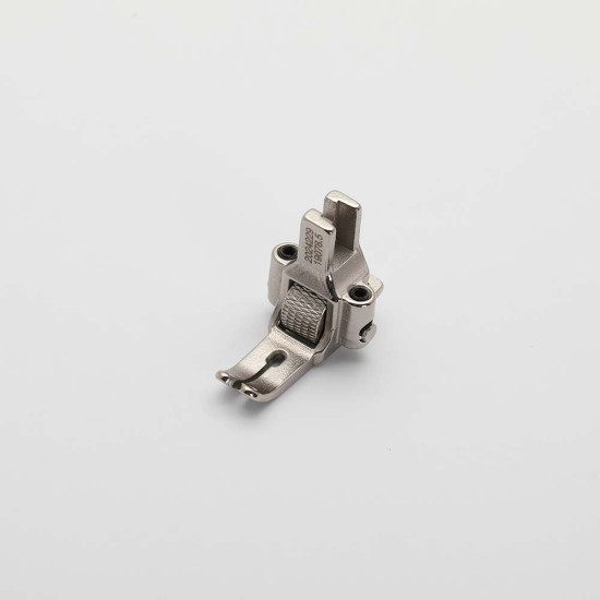 Piciorus presor cu rola zimtata de metal si ghidaj reglabil pentru masini industriale de cusut simple cu 1 ac