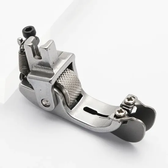 Piciorus presor cu rola zimtata de metal si ghidaj reglabil pentru masini industriale de cusut simple cu 1 ac