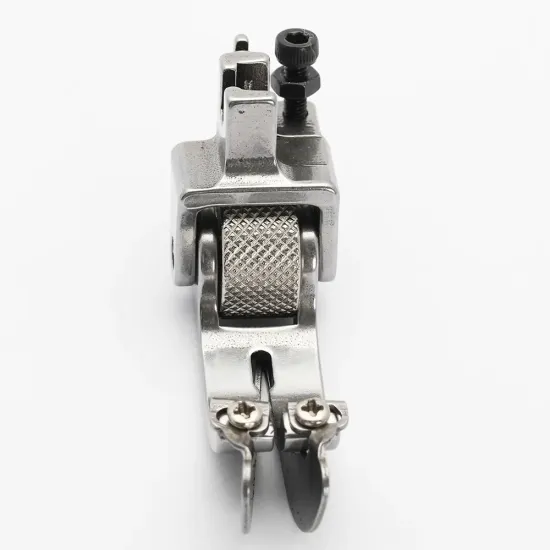 Piciorus presor cu rola zimtata de metal si ghidaj reglabil pentru masini industriale de cusut simple cu 1 ac