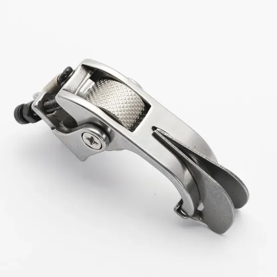 Piciorus presor cu rola zimtata de metal si ghidaj reglabil pentru masini industriale de cusut simple cu 1 ac