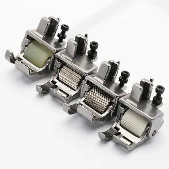 Piciorus compensator stanga lat cu rola dintata de metal si rola metalica pe talpa pentru masini industriale de cusut simple cu 1 ac