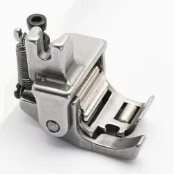 Piciorus compensator stanga lat cu rola dintata de metal si rola metalica pe talpa pentru masini industriale de cusut simple cu 1 ac