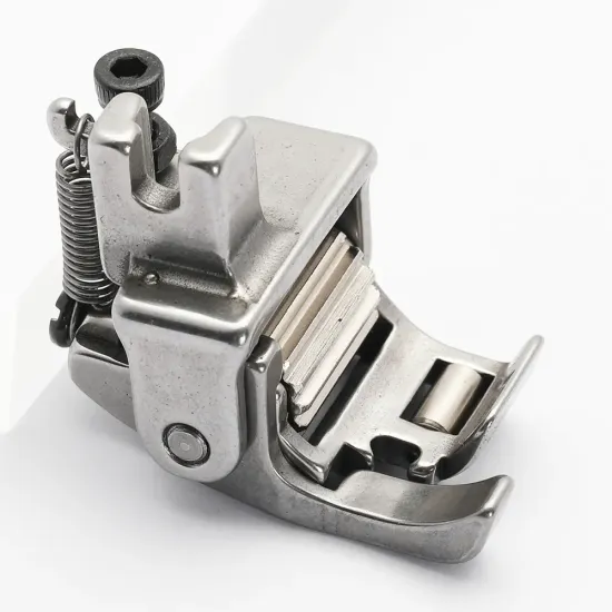Piciorus compensator stanga lat cu rola dintata de metal si rola metalica pe talpa pentru masini industriale de cusut simple cu 1 ac