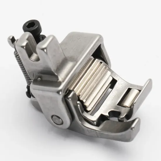 Piciorus compensator stanga lat cu rola dintata de metal si rola metalica pe talpa pentru masini industriale de cusut simple cu 1 ac
