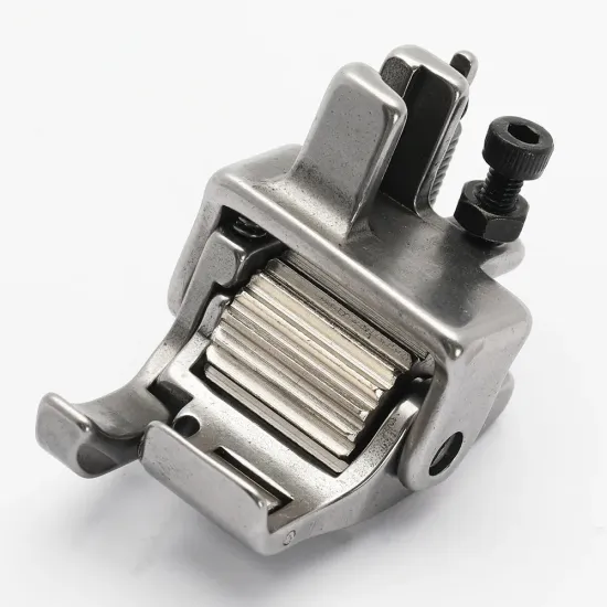 Piciorus compensator stanga lat cu rola dintata de metal si rola metalica pe talpa pentru masini industriale de cusut simple cu 1 ac
