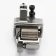 Piciorus compensator stanga lat cu rola dintata de metal si rola metalica pe talpa pentru masini industriale de cusut simple cu 1 ac