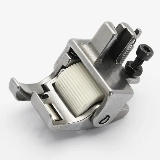 Piciorus compensator stanga lat cu rola dintata de teflon si rola metalica pe talpa pentru masini industriale de cusut simple cu 1 ac