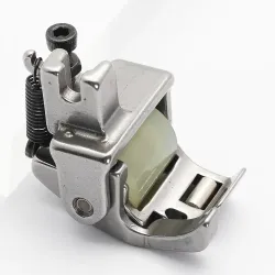 Piciorus compensator stanga lat cu rola de silicon si rola metalica pe talpa pentru masini industriale de cusut simple cu 1 ac