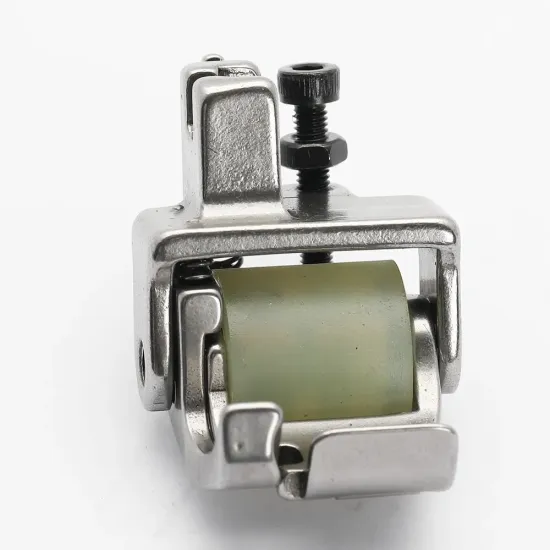 Piciorus compensator stanga lat cu rola de silicon si rola metalica pe talpa pentru masini industriale de cusut simple cu 1 ac