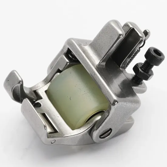 Piciorus compensator stanga lat cu rola de silicon si rola metalica pe talpa pentru masini industriale de cusut simple cu 1 ac