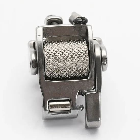 Piciorus compensator stanga lat cu rola zimtata de metal si rola metalica pe talpa pentru masini industriale de cusut simple cu 1 ac