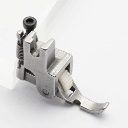 Piciorus cu rola dintata de teflon pentru cusut fermoar pe partea stanga, pentru masini industriale de cusut simple cu 1 ac