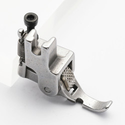 Piciorus cu rola zimtata de metal pentru cusut fermoar pe partea stanga, pentru masini industriale de cusut simple cu 1 ac
