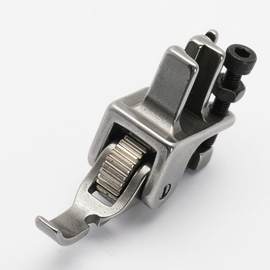 Piciorus cu rola dintata de metal pentru cusut fermoar pe partea dreapta, pentru masini industriale de cusut simple cu 1 ac