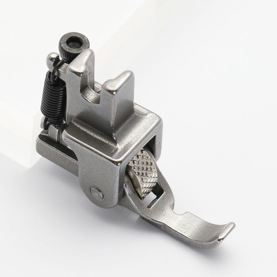 Piciorus cu rola zimtata de metal pentru cusut fermoar pe partea dreapta, pentru masini industriale de cusut simple cu 1 ac