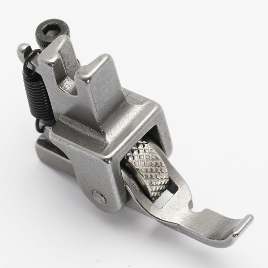 Piciorus cu rola zimtata de metal pentru cusut fermoar pe partea dreapta, pentru masini industriale de cusut simple cu 1 ac