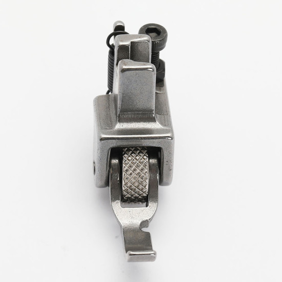 Piciorus cu rola zimtata de metal pentru cusut fermoar pe partea dreapta, pentru masini industriale de cusut simple cu 1 ac