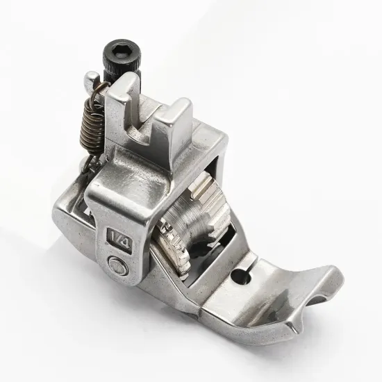 Piciorus reglabil cu rola dintata de metal si canal pe partea stanga pentru piping, pentru masini industriale de cusut simple cu 1 ac, latime canal 6mm